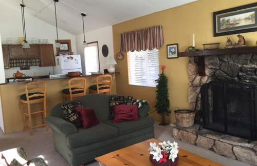 Spacious cozy chalet huge deck over seasonal creek - Foto 16