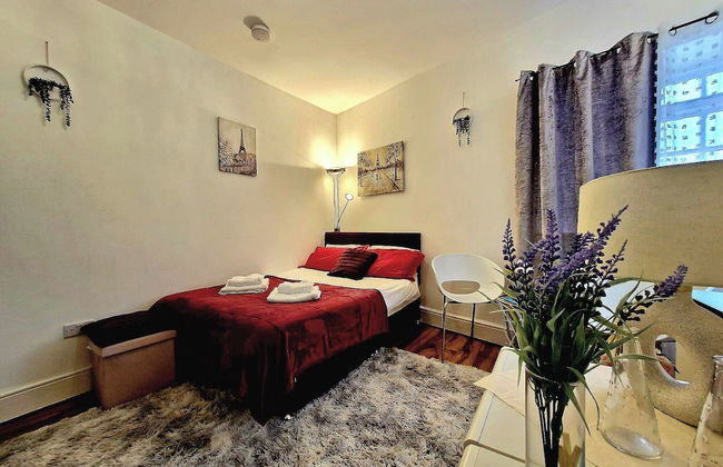 Seaside Bliss Apartment for Style and Comfort - Photo 8