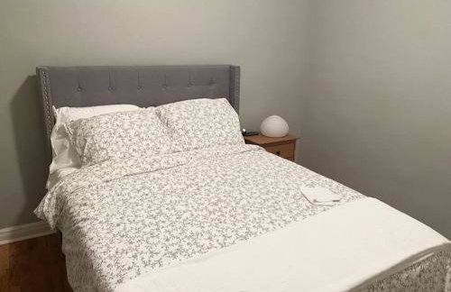 Charming Farmhouse Retreat near Downtown & University Modern Amenities, Fireplace & Porch! - Foto 18