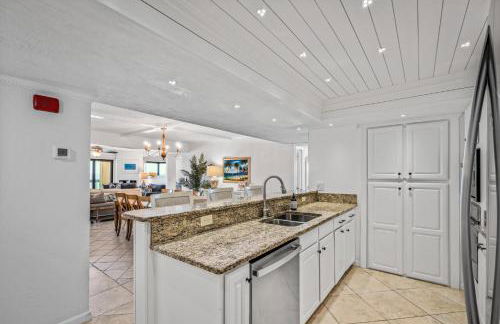 Luxury direct oceanfront corner penthouse with heated pool and garage parking - Foto 25