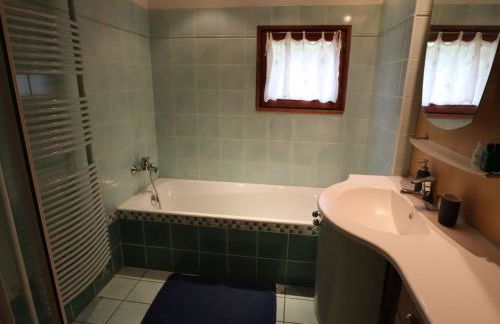 Chalet Familial pour 10 Pers. à Proximité des Pistes et Commerces avec Cheminée et Wifi - FR-1-342-232 - Foto 14