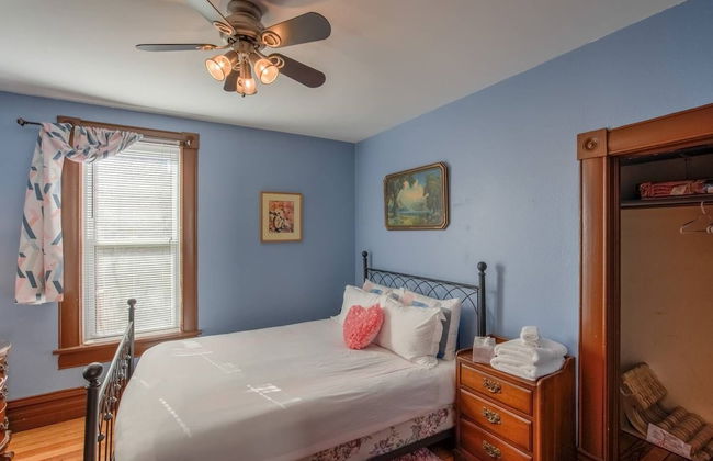 Pet Friendly 1900 Classic 3 Bedroom Value - Photo 6