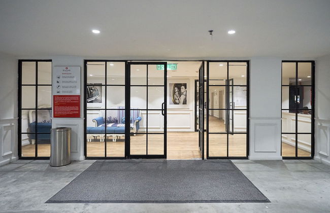 OYO Home 44050 Essential Studio Empire Marriot - Photo 2