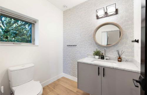 Ocean-Inspired 3B Modern Retreat w Kids Room - Foto 23