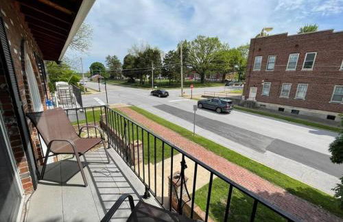 Luxurious 2-Bedroom Abode with Elevated Comforts Near Main Street - Foto 7