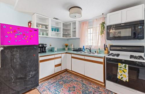 Uptown Colorful Cottage by the Riverwalk - Foto 49