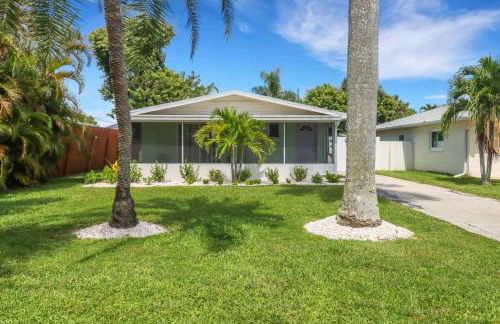 Little Beach House w/ POOL&SPA - 5 minutes to Vanderbilt Beach (Pet Friendly) - Photo 33