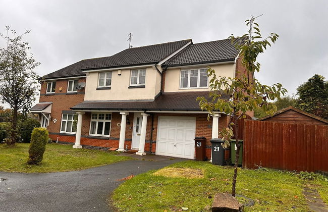 Stunning 4 Bed House With Parking in Wolverhampton - Foto 1