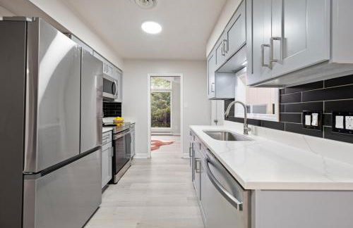 Stunning Lake views with King beds for HPU, Furniture Market, Greensboro, Winston - Photo 31