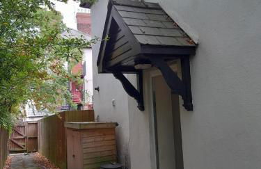 Entire house with gated parking - Photo 14