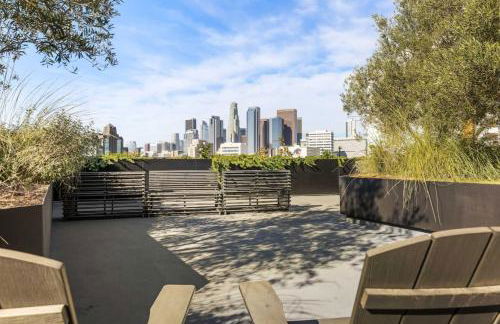 Spacious 1-Bedroom Gem with Downtown LA Views - Foto 9