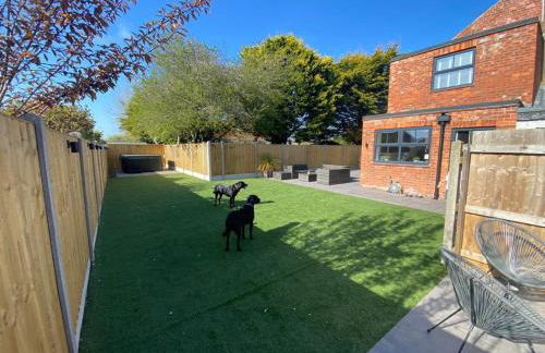 Blissful 4-Bedroom Home with Hot tub - Foto 24