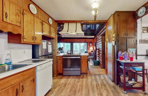 Adirondacks in Style! Lake House with Deck, Fire Pit - Foto 6