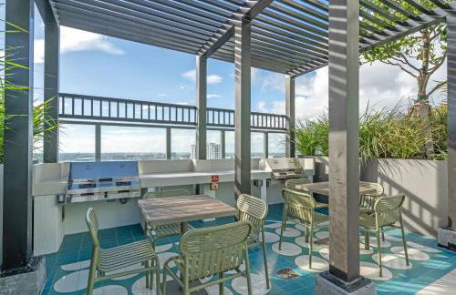 Modern Chic 1BR Downtown with Rooftop Pool & Views - Foto 26