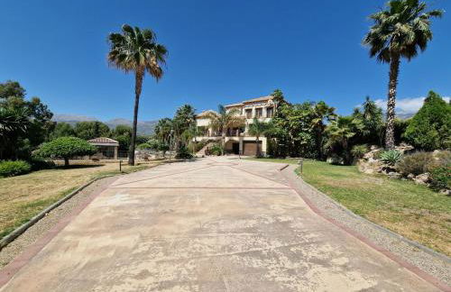 Exclusive Lakeside Villa with Private Pool & Total Privacy - Foto 12