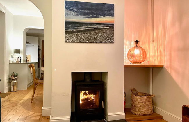 Charming Seaside Cottage - 5-min Walk to Beach - Photo 9