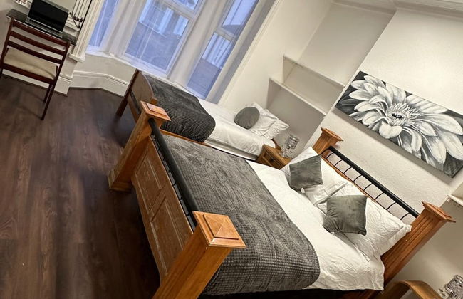 PRIVATE ROOMs In TOWN CENTRE FREE PARKING WIFI AND PATIO WITH AA STAY LTD - Foto 3