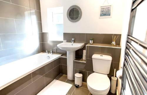 Halford House 3 Bed Town Centre Home from Home with Parking for 2 cars Prime Location Tamworth - Photo 17