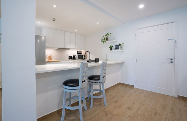 Luxurious Apt with Balcony The Greens Dubai - Photo 16