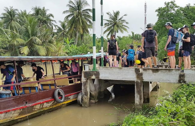 Peaceful Homestay in the Middle of Fruit Garden - Room With Four Double Beds - Foto 27