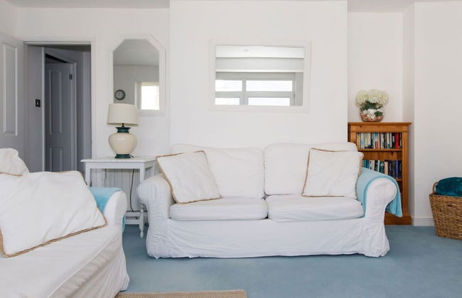 Two Bed Seafront Escape in East Wittering - Photo 41