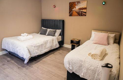 Stylish Flat in Wolverhampton - Short and long Stay with Free Parking - Photo 4