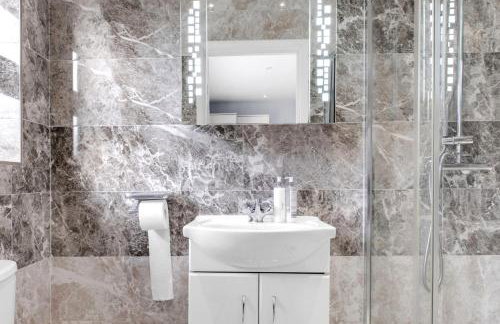 4 Bed House-Garden-Parking-15 min Elizabeth Line - Foto 13