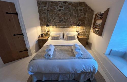 The Old Gallery - Charming Coastal Escape For Two - Photo 14