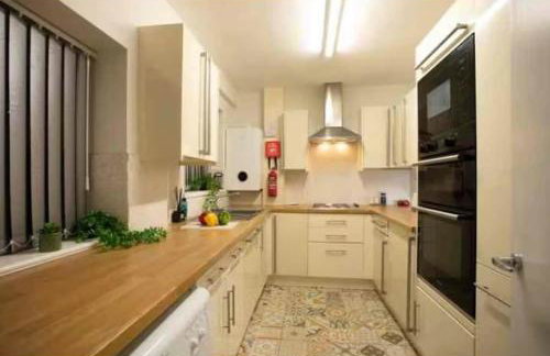 Base is a lovely place to unwind after a long day - Foto 14