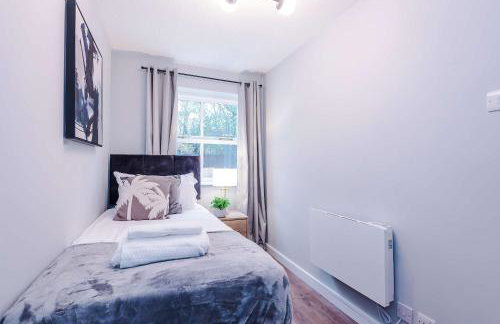 Long Stays Offers , New 2 Bed APT , Sleeps 3 , Wigan , Perfect for Relocations , Contractors , Families - Photo 43