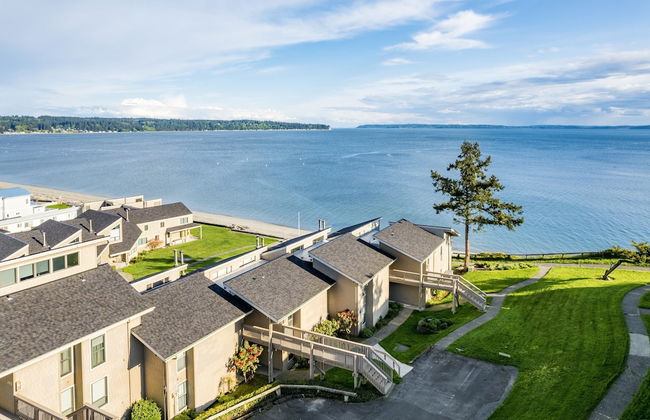 Coastal Chic Beach Condo by Avantstay Balcony - Photo 1