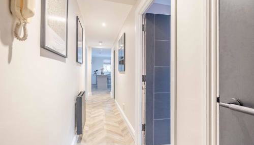 Stylish 2 Bed with Parking, 5 Min Walk to Windsor - Foto 2