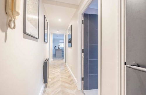 Stylish 2 Bed with Parking, 5 Min Walk to Windsor - Foto 2