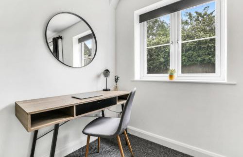 Comfortable 3-Bed Dormer Bungalow Family & Business Friendly - Photo 10