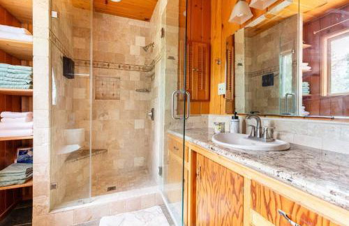 Sequoia Retreat- Spacious Cabin, Hot tub, & Sundeck - Foto 29