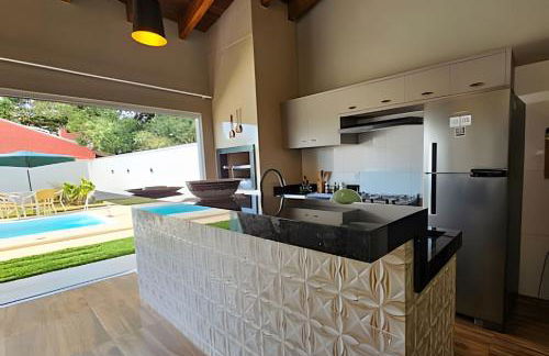 Casa ampla e confortável. Piscina e churrasqueira. - Foto 9