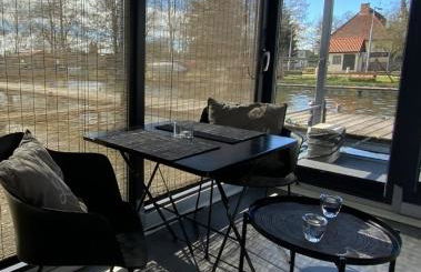 Unique Water Stay Tiny Hausboot für 2 Personen - Foto 1