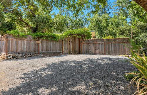 Serene Retreat with Hot Tub - Fire Pit - Deck - Foto 54