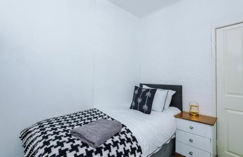 Luxury 3-Bedroom Apartment with 75-Inch TV, Fireplace & Terrace near Manchester Airport - Photo 12