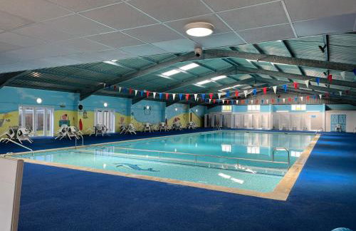 169 - Two bed Chalet on Sunbeach Holiday Park - Sleeps 5, pet friendly, FREE pool and entertainment passes included - plus WiFi, bed linen and towels included 300m from the beach! - Foto 33