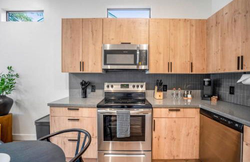 Smart Amenities & Modern Charm – Houston Studio! - Foto 19