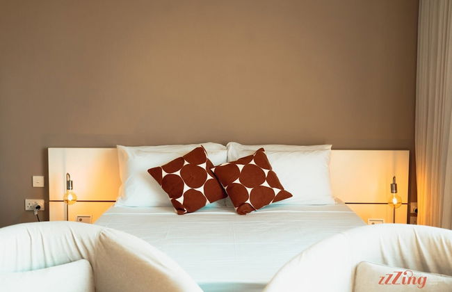 Gorgeous Seaviews From a Stunning Studio - Photo 11