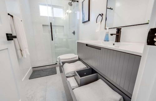 Brand New Apt w Parking Blocks from Downtown- A - Foto 15