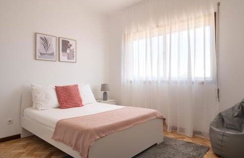 KING SIZE Bed with Air Conditioning near the BEACH & FREE Street Parking - Foto 3