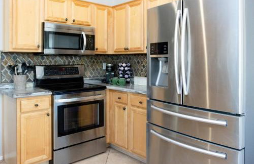 StayShores Chic Retreat – Pool HotTubSweet Sleep - Photo 30