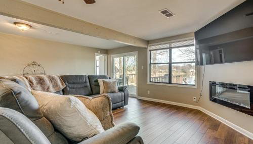 Lakefront Home with Yard and Deck in North Little Rock - Foto 4