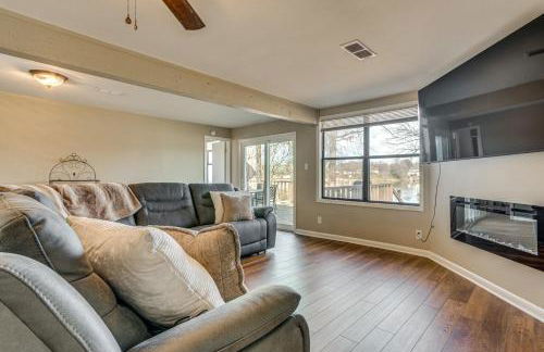 Lakefront Home with Yard and Deck in North Little Rock - Foto 4