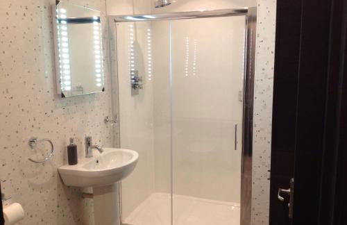 Rooms @ Number Six - Photo 36