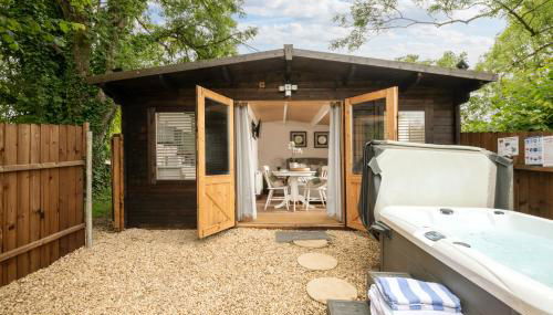 Hazel Tree Hut - Cosy Woodland Cabin with Private Hot Tub - Foto 1, Garden, Garden view