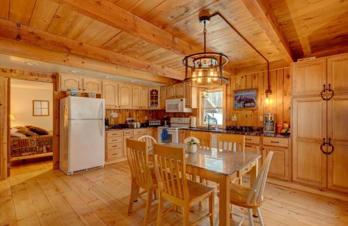 Secluded 2BR Cabin w Hot Tub, Pond, Trails, WiFi - Foto 6